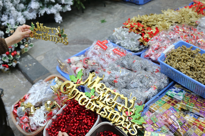 Mẫu mã sản phẩm trang trí đa dạng được bày bán nhiều trên tuyến phố nổi tiếng này, nhiều người dân lựa chọn từng đồ để trang trí trên cây thông Noel.