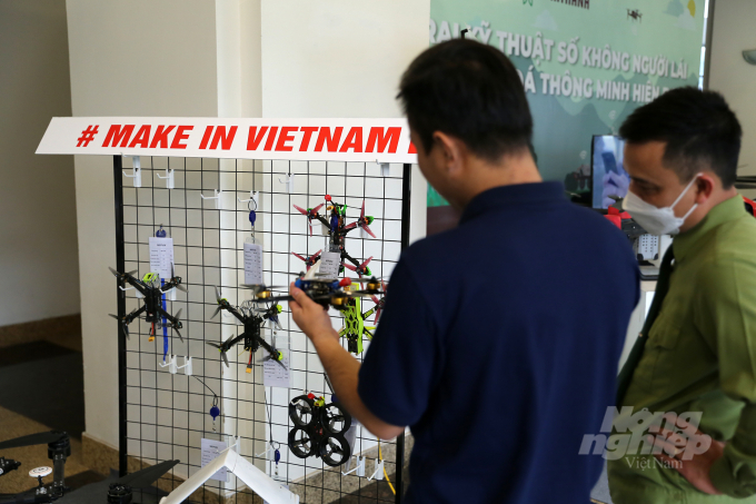 Đến triển lãm từ sớm, anh Nguyễn Minh Quân (trú tại Hoàng Cầu) cho biết: 'Tôi thấy rất bất ngờ khi xem các thiết bị bay Make in Vietnam, đa dạng về chủng loại, sáng tạo và công nghệ cao'.