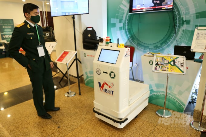 Được nghiên cứu chế tạo từ tháng 3 chỉ sau 1 tháng nhóm kỹ sư Học viện Kỹ thuật Quân sự đã chế tạo mẫu Vibot 1 (robot phục vụ y tế trong đại dịch Covid-19).