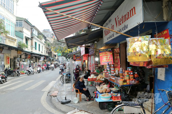 Chợ Hàng Bè không phải khu chợ chính mà chỉ là tập hợp các hàng thực phẩm, đồ ăn chế biến sẵn nằm trên mấy đoạn phố cổ Gia Ngư, Cầu Gỗ, Hàng Bè và ngõ Trung Yên.