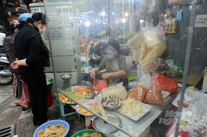 Theo một chủ kinh doanh đồ lễ trên phố Hàng Bè (quận Hoàn Kiếm) cho biết, dù năm nay dịch bệnh nhưng việc cúng lễ của người dân vẫn được duy trì tuy nhiên lượng khách mua giảm hơn so với mọi năm.