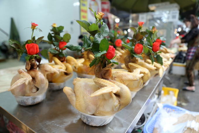 Theo chủ một sạp hàng, sản phẩm gà ngậm hoa hồng được bán ở chợ này đã hơn 10 năm.