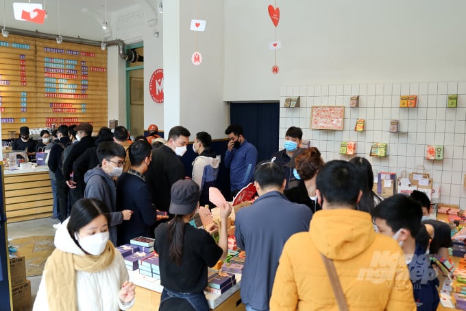 Sản phẩm socola thu hút giới trẻ đến mua trên một cửa hàng phố Thợ Nhuộm.