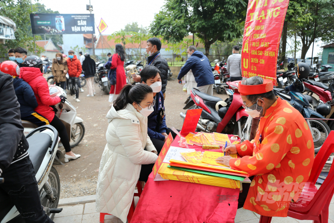 Một điểm viết sớ trạng cầu bình an, may mắn ... phục vụ người dân ngay tại điểm trông xe.