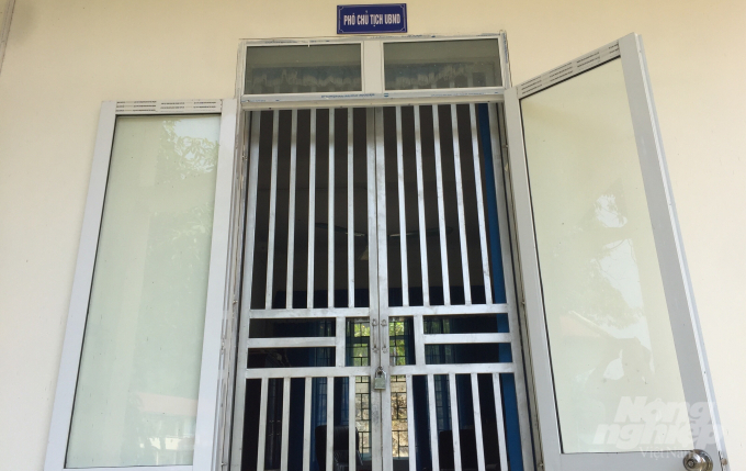 Phòng của Phó Chủ tịch UBND xã mở cửa ngoài nhưng đã khóa trái cửa sắt bên trong.