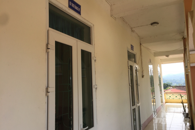 Phòng Bí thư Đảng ủy, HĐND xã trên tầng 2 cũng khóa trái cửa im ắng.