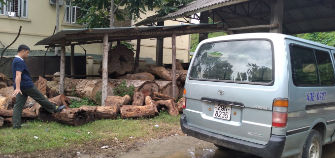 Xe ô tô vận chuyển cùng tang vật là gỗ đã được đưa về kho chờ xử lý.