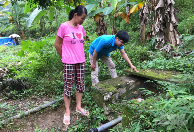 Cán bộ xã Ngọc Động đang hướng dẫn bà con cách bảo quản, duy tu đường nước sạch tự chảy. 