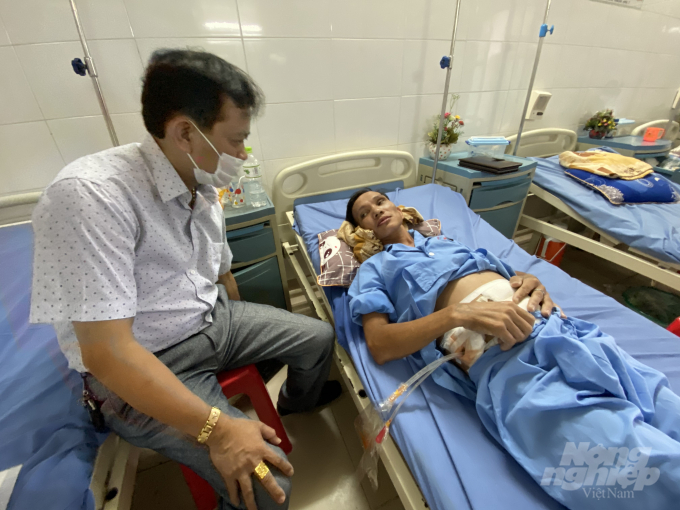 Bệnh nhân Quỳnh đang kể lại khoảng khắc bị đánh tại Công an xã Na Mao.