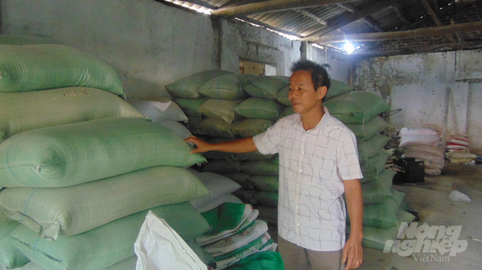 Để đảm bảo vệ sinh môi trường, ông Văn tự sản xuất thức ăn cho vật nuôi.
