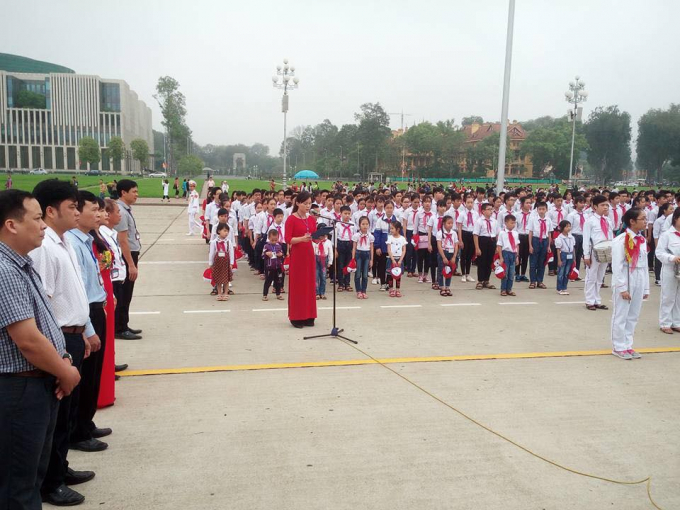 Lễ báo công của nhà trường tại Lăng Chủ tịch Hồ Chí Minh.