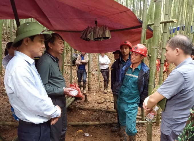 Chủ tịch UBND tỉnh Cao Bằng (đứng thứ 2 từ bên trái) trực tiếp đến hiện trường kiểm tra công tác tìm kiếm nạn nhân đang bị mất tích dưới hang.