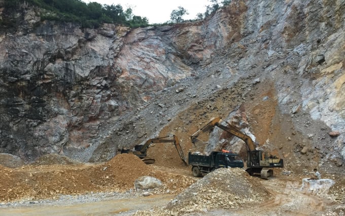 Mỏ đá Keng Phác, xã Quảng Hưng, huyện Quảng Hòa nằm ngay gần đường tỉnh lộ 206 (thuộc ranh giới công viên địa chất) gây ảnh hưởng cảnh quan buộc phải làm đề án đóng cửa mỏ.
