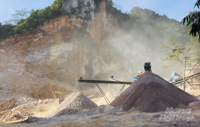 Bụi bẩn từ hoạt động khai thác tại mỏ đá Pò Chang, xã Phúc Sen, huyện Quảng Hòa làm xấu hình ảnh công viên địa chất toàn cầu nong nước Cao Bằng.