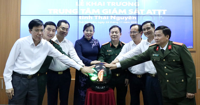 Lãnh đạo tỉnh Thái Nguyên và lãnh đạo Tập đoàn Công nghiệp - Viễn thông Quân đội (Viettel) khai trương Trung tâm Giám sát an toàn thông tin tỉnh. Ảnh : PV