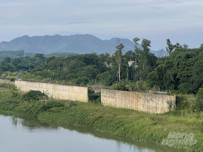 Dự án chống lũ lụt cấp bách sông Cầu Thái Nguyên có tổng mức đầu tư hơn 1.200 tỷ đồng, nhưng mới thi công dang dở một đoạn kè bằng bê tông dài khoảng 300 mét, đã tạm dừng thi công từ nửa cuối của Nhiệm kỳ 2015 - 2020. ảnh VB