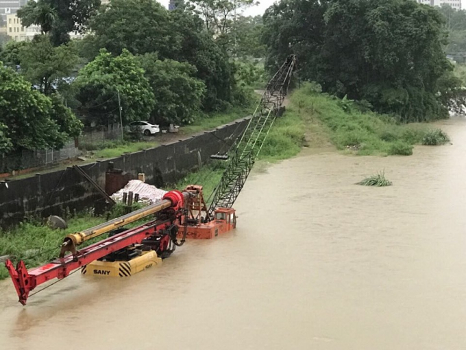 Trận mưa lũ năm 2019 đã nhấn chìm nhiều thiết bị của đơn vị thi công và gây ngập lụt nhiều hộ gia đình cư trú hai bên bờ sông Cầu đoạn trung tâm và đoạn hạ lưu thành phố Thái Nguyên. ảnh TL