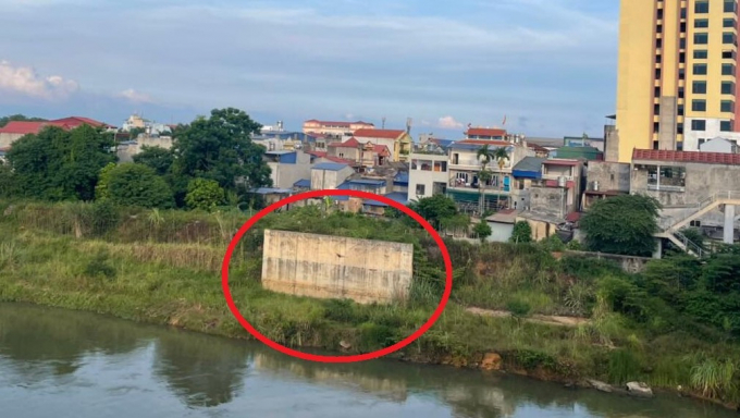 Dự án Kè chống lũ lụt cấp bách sông Cầu đoạn qua trung tâm thành phố Thái Nguyên sau 5 năm triển khai, mới đổ được vài đoạn tường bê tông, có tổng chiều dài khoảng 300 mét, rồi bỏ hoang. Ảnh VB