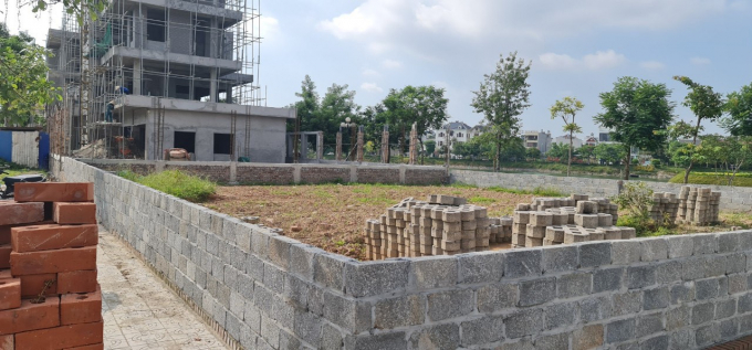  Đất công cộng tại dự án khu đô thị Hồ xương Rồng lại được điều chỉnh quy hoạch cục bộ thành đất xây dựng nhà ở (khu đất xây dựng tường bao bằng gạch xi măng - trong ảnh), Ảnh VB.