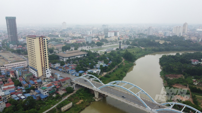 Một góc thành phố Thái Nguyên bên bờ sông Cầu. Ảnh: Toán Nguyễn.