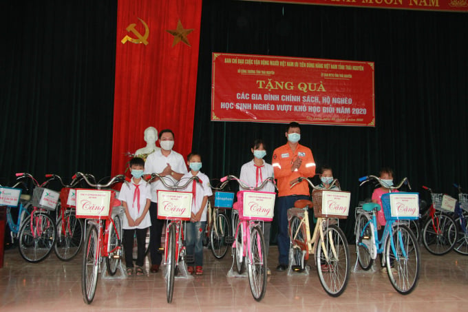 Công ty Núi Pháo đã trao nhiều chiếc xe đạp cho học sinh nghèo vượt khó học giỏi. Ảnh: TL.