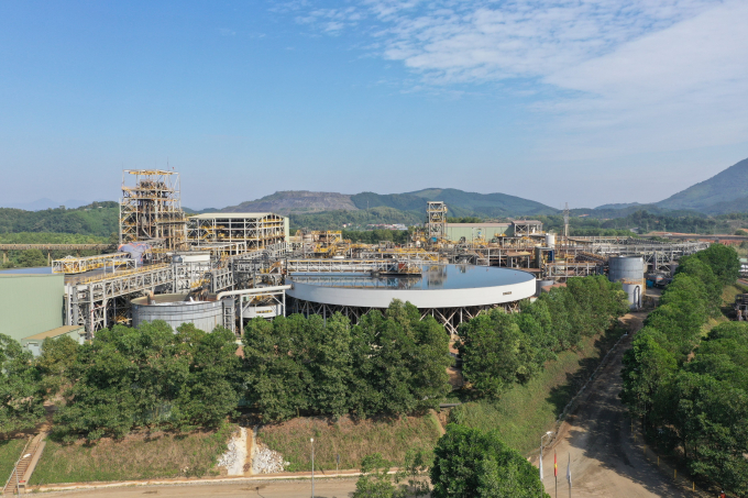 Nhà máy chế biến khoáng sản của Công ty TNHH khai thác chế biến khoáng sản Núi Pháo luôn được phủ bóng cây xanh để tạo thân thiện với môi trường. Ảnh: TL.