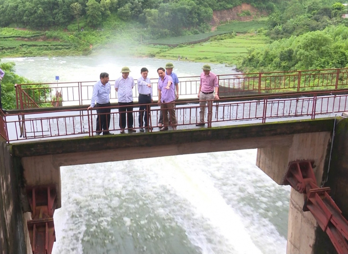 Kiểm tra một cửa xả nước sản xuất tại Hồ Núi Cốc. Ảnh Đồng Văn Thưởng.