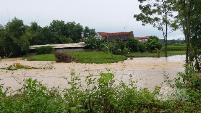 Lượng nước tràn về cô lập một chòm xóm tại xã Nam Hòa (huyện Đồng Hỷ) ngày 23/08/2021. Ảnh: Đồng Văn Thưởng.