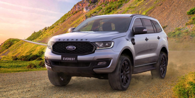 Ford Everest Sport được trang bị vành hợp kim sơn đen bóng 20 inch, cùng kích thước với phiên bản cao cấp Titanium.