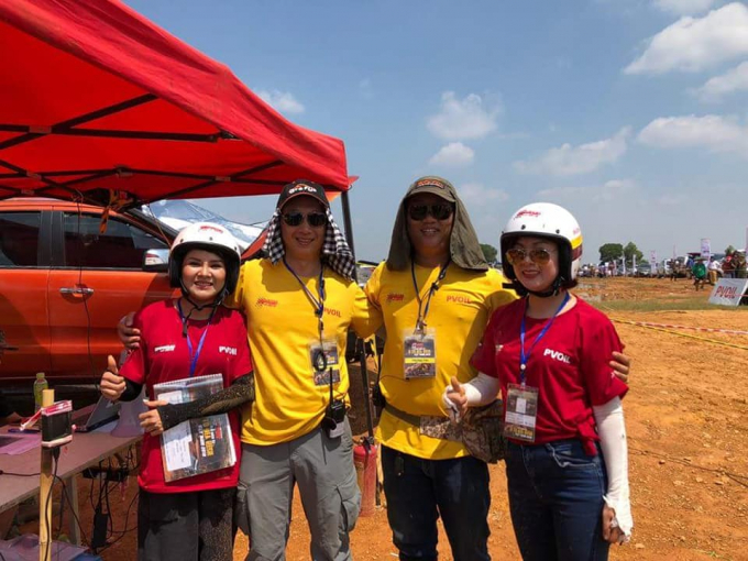 Team thi đấu toàn nữ (áo đỏ) của cô chụp ảnh lưu niệm cùng các trọng tài tại giải đua xe địa hình VOC 2018.