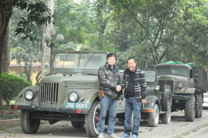 Ông Uông Trường Giang (bên phải) và ông Võ Điện Biên đứng cạnh xe tại buổi bàn giao hiện vật tại Hà Nội.