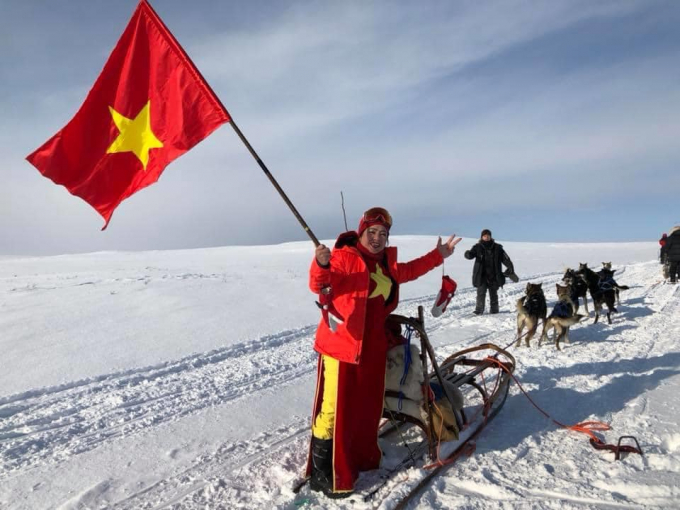 Phạm Ngọc Phượng trong lần live stream chia sẻ khoảnh khắc tà áo dài Việt Nam tại Bắc Cực cho bạn bè quốc tế.