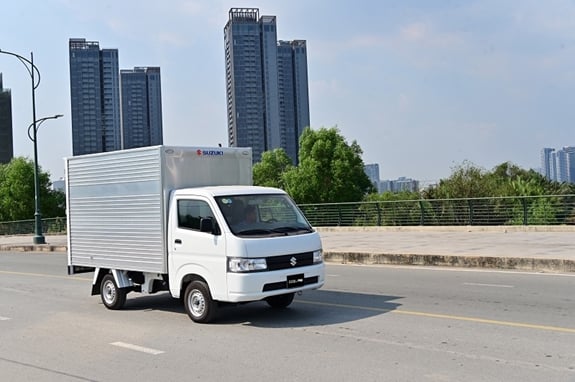 Suzuki Carry được đánh giá là mẫu xe tải nhẹ với nhiều dòng xe bền bỉ, tiết kiệm và giá thành phù hợp.