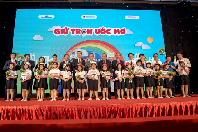 Honda Việt Nam tặng mũ bảo hiểm cho học sinh tiểu học.