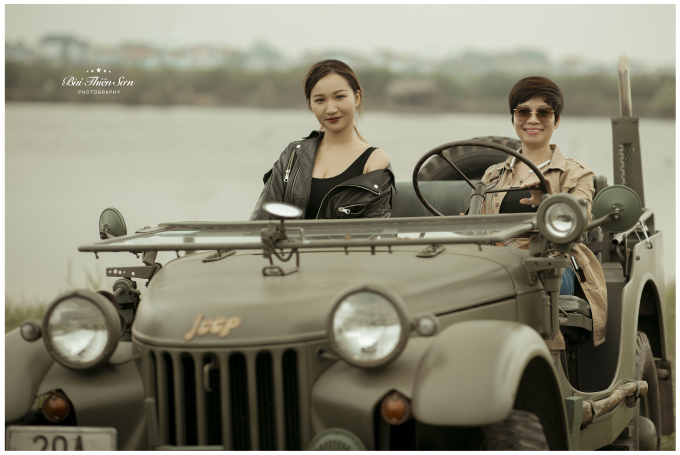 Phan Thị Tố Uyên (bên trái) chụp hình cùng chủ xe.