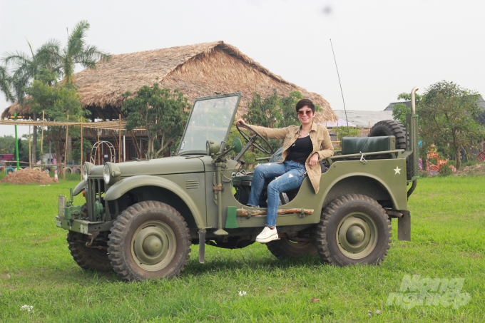 Chị Diệu Cơ bên chiếc xe Jeep Bantam của mình.