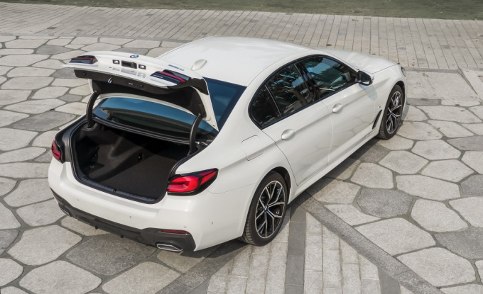 Tất cả các phiên bản BMW 5 Series đều sẽ đi kèm với bộ ống xả hình thang được thiết kế mới.