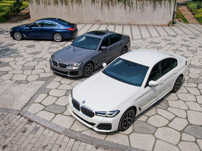 BMW 5 Series mới gồm 3 phiên bản BMW 520i Luxury Line, 520i M Sport và phiên bản 530i M Sport cao cấp.