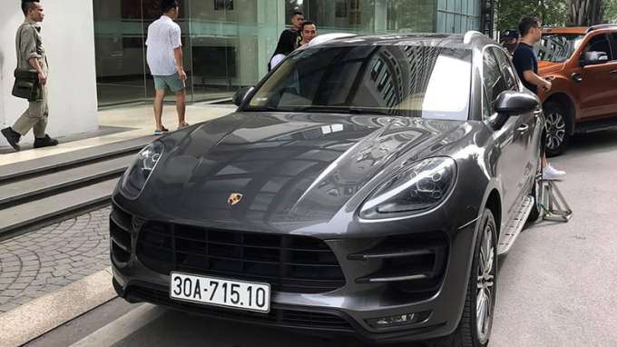 Chiếc xe Porsche Macann ghi dùng biển giả bị khóa bánh tại khu đô thị Times City (Hà Nội).