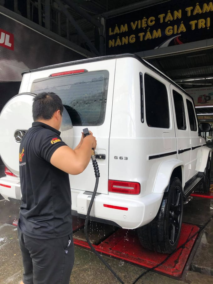 Chiếc Mercedes-AMG của Sơn Tùng được bắt gặp tại một tiệm Spa xe.