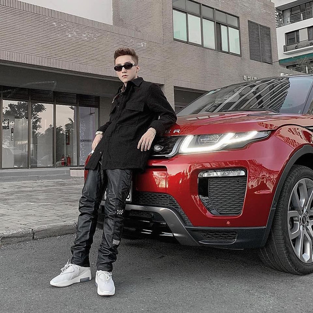 Trước đây Sơn Tùng thường xuất hiện cùng chiếc Range Rover Evoque màu đỏ có giá hơn 3 tỷ đồng.