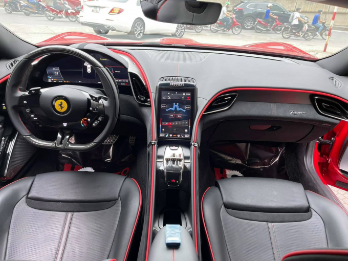 Xe sử dụng một vô lăng đáy bằng rất đặc trưng của dòng xe đua Ferrari.