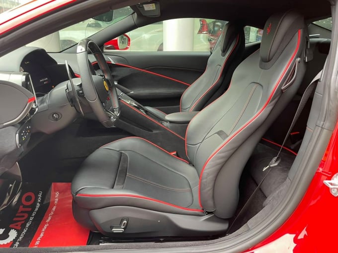 Mẫu xe Ferrari Roma 2021 là siêu xe có nội thất độc đáo với 4 chỗ ngồi, bố trí dạng 2+2