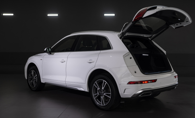 Audi Q5 S line được trang bị lưới tản nhiệt tổ ong thể thao và ốp crom bao quanh các ống xả.