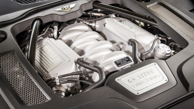 Xe sử dụng động cơ tăng áp kép V8, dung tích 6,75 lít rất mạnh mẽ.