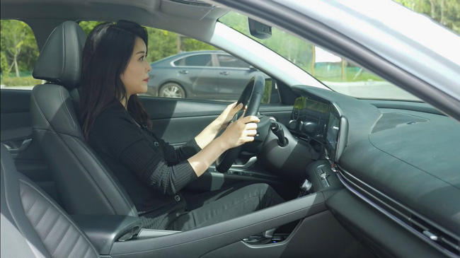Trả nghiệm của một nữ Youtuber về mẫu xe Hyundai Elantra 2022 tại Hàn Quốc.