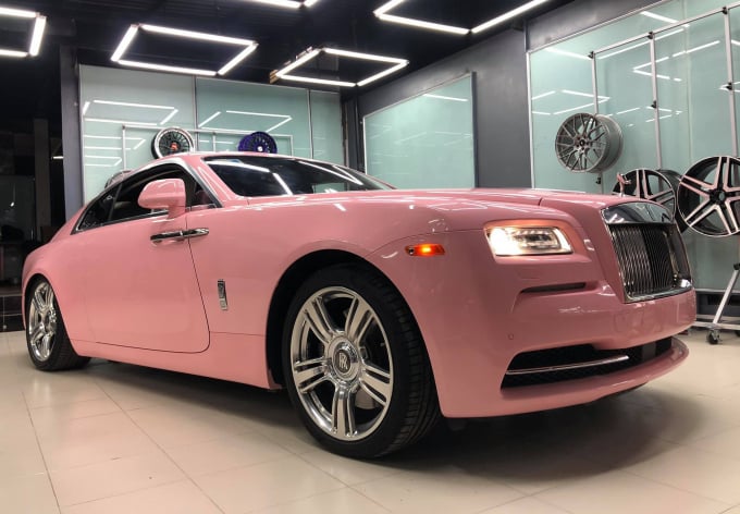 Chếc Rolls-Royce Wraith được cho là dán đổi mầu từ mầu trắng thành mầu hồng.