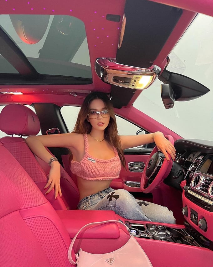 Ngọc Trinh khoe RollsRoyce Ghost phiên bản Black Pink độc nhất Việt Nam  tiện rao bán MercedesMaybach S500 giá 65 tỷ đồng  Cars Blog