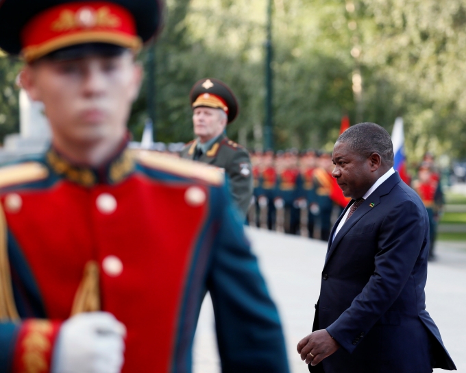 Tổng thống Mozambique Filipe Nyusi viếng lăng các chiến sỹ vô danh ở Moscow, tháng 8/2019
