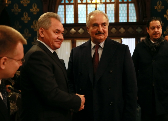 Bộ trưởng Quốc phòng Nga Sergei Shoigu (trái) gặp gỡ tướng Khalifa Hifter, chỉ huy dân quân ở Libya tháng 1 vừa qua